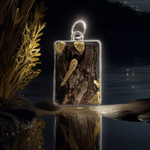 Grand Pan d’Argent – Pendentif en résine, ailes de Grand Paon de nuit et feuille d’or