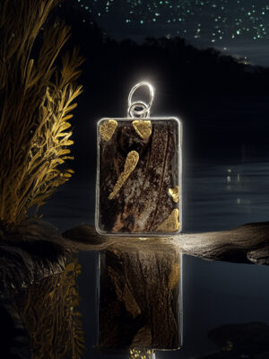 Grand Pan d’Argent – Pendentif en résine, ailes de Grand Paon de nuit et feuille d’or