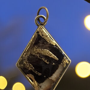 Grand Pan de Nuit – Pendentif losange en résine, ailes de Grand Paon de nuit et feuille d’or