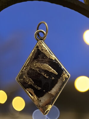 Grand Pan de Nuit – Pendentif losange en résine, ailes de Grand Paon de nuit et feuille d’or