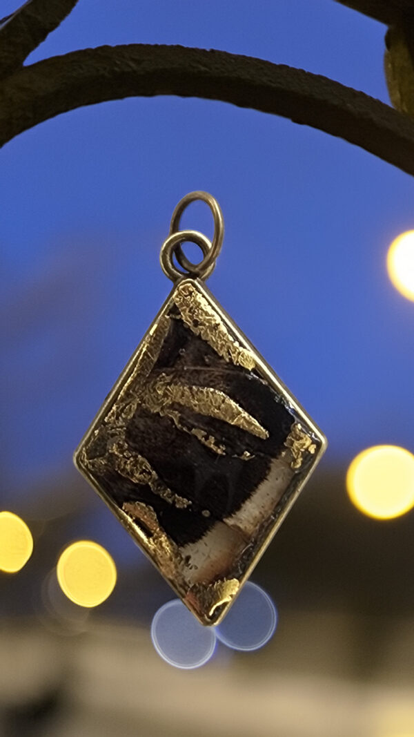 Grand pan de nuit Grand Pan de Nuit – Pendentif losange en résine, ailes de Grand Paon de nuit et feuille d’or