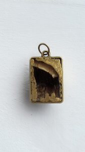 Ocellé de Bronze – Pendentif en résine, ailes de Grand Paon de nuit et feuille d’or