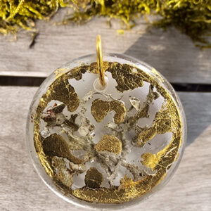 Orée de Mousse – Pendentif circulaire en résine, mousse naturelle et feuille d’or