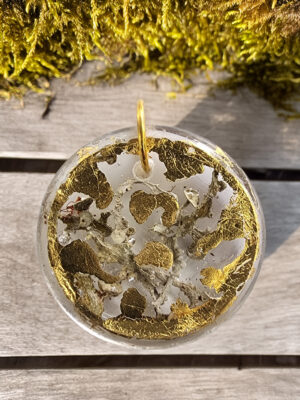 Orée de Mousse – Pendentif circulaire en résine, mousse naturelle et feuille d’or