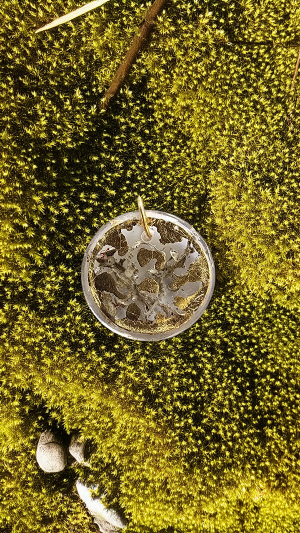Orée de mousse, résine, mousse et feuille d'or Orée de Mousse – Pendentif circulaire en résine, mousse naturelle et feuille d’or