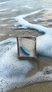 Trace d’Écume – Pendentif fusing sur verre transparent recyclé, montage Tiffany