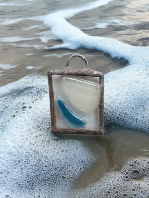 Trace d’Écume – Pendentif fusing sur verre transparent recyclé, montage Tiffany