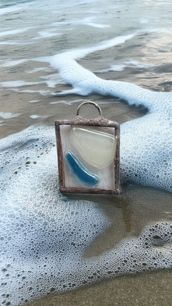 Trace d'écume, pendentif fusing et Tiffany Trace d’Écume – Pendentif fusing sur verre transparent recyclé, montage Tiffany