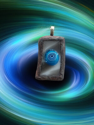 Vortex hypnotique, pendentif fusing et Tiffany 1 Vortex hypnotique – Pendentif fusing millefiori turquoise, verre recyclé, montage Tiffany