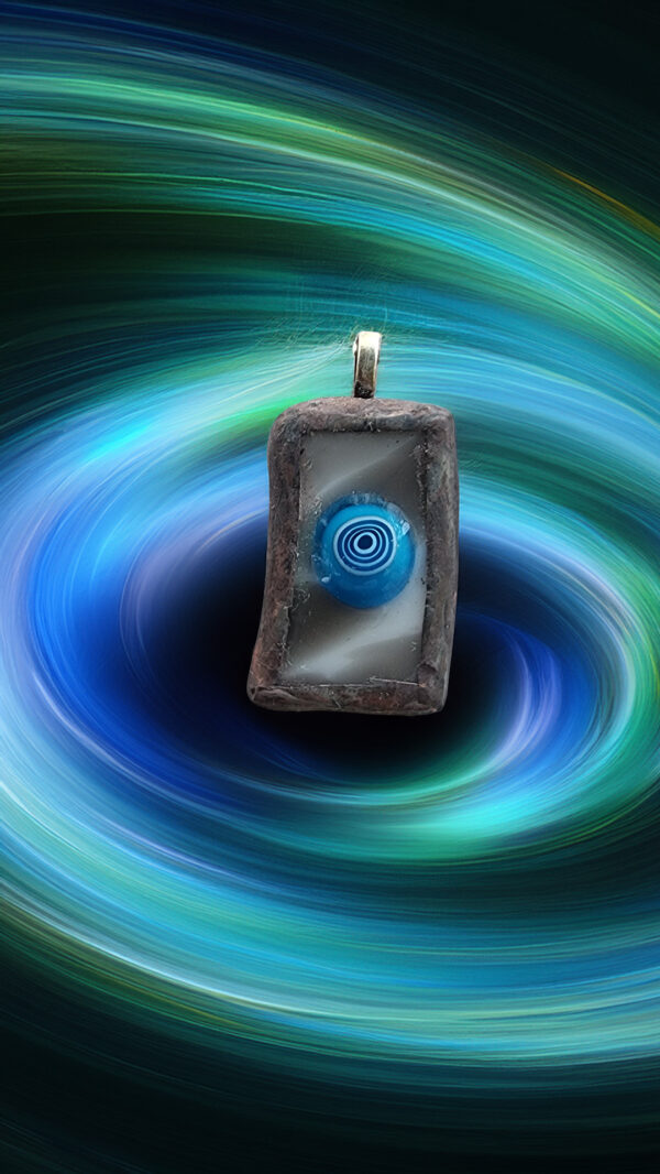Vortex hypnotique – Pendentif fusing millefiori turquoise, verre recyclé, montage Tiffany