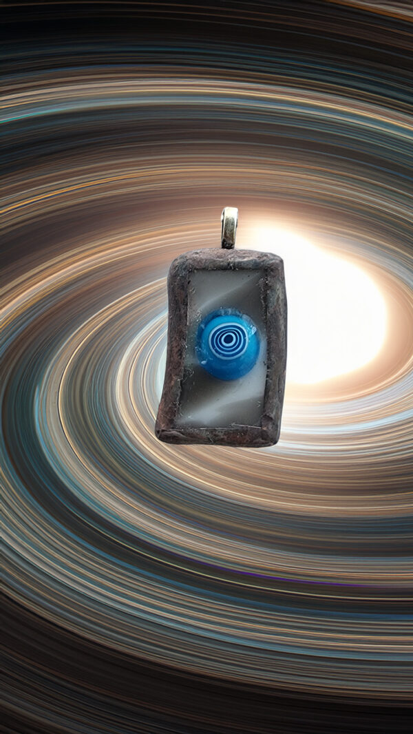 Pendentif en verre recyclé avec millefiori turquoise affleurant. Création artisanale en technique Tiffany. MÉTA-DESCRIPTION SEO EN (courte) Recycled-glass pendant with turquoise millefiori. Handcrafted Tiffany technique.