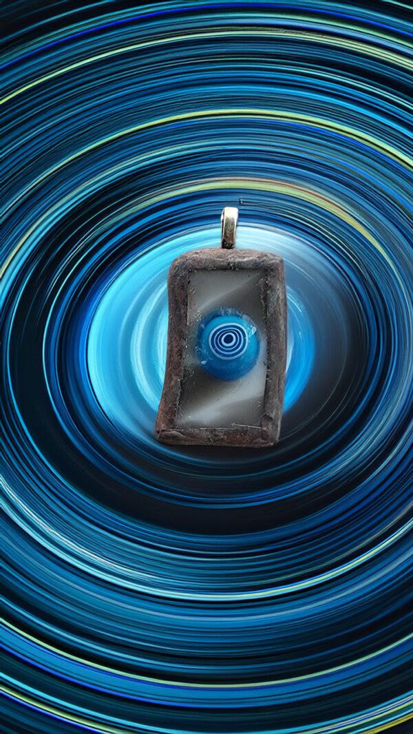 Vortex hypnotique – Pendentif fusing millefiori turquoise, verre recyclé, montage Tiffany